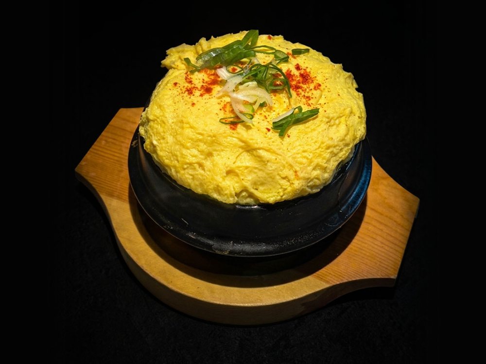고명 폭탄 계란찜 - 뚝배기 위로 부풀어 오른 계란찜